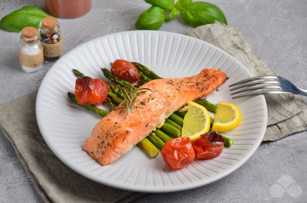 Salmone con pomodori arrostiti